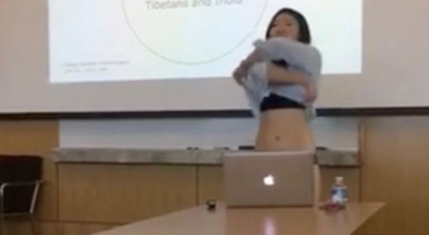 «Hai gli shorts troppo corti», e la studentessa per protesta si spoglia durante la discussione della tesi Video
