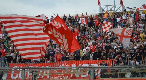 I tifosi dell'Ancona durante una partita dello scorso campionato