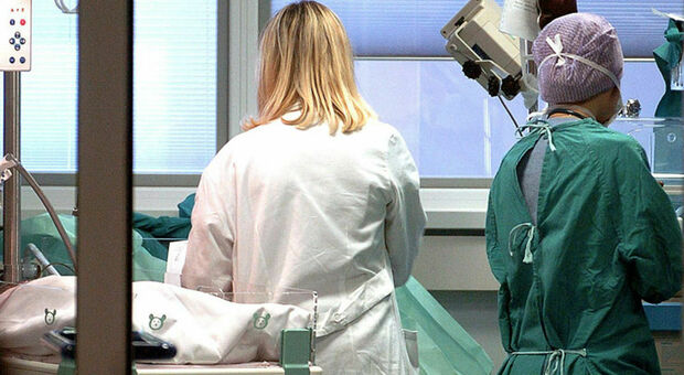 Marche Nord ha sospeso 12 dipendenti no vax tra cui un tecnico e 4 infermieri. C è anche un reintegro