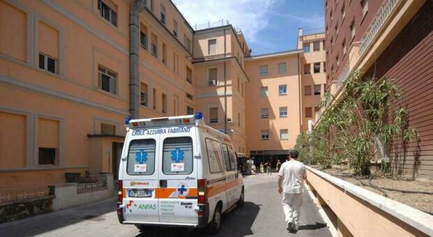 Quindicenne sale per la scala antincendio all'ultimo piano dell'ospedale Salesi e minaccia di gettarsi nel vuoto