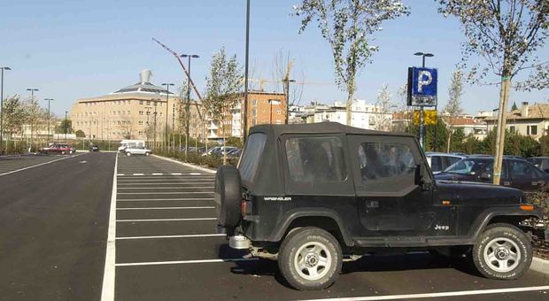 Pesaro, entra nell'auto al parcheggio: uno sconosciuto apre lo sportello e le strappa la borsa