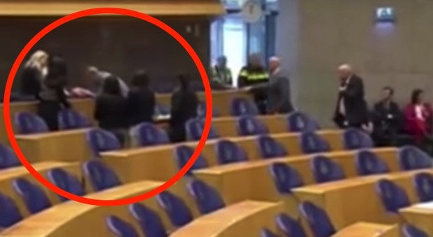Tenta il suicidio impiccandosi in Parlamento: choc in Olanda Video