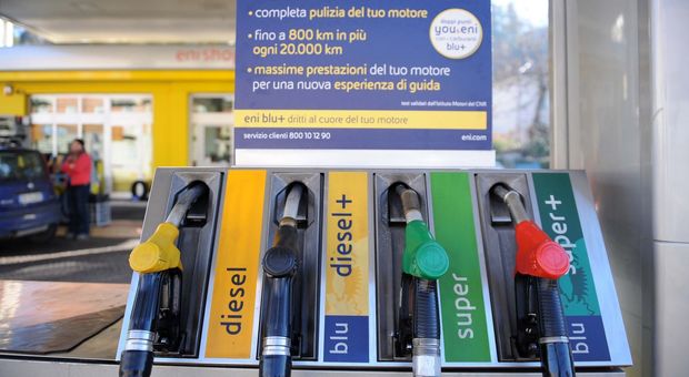 Le Marche cancellano l'imposta regionale: la benzina costerà meno