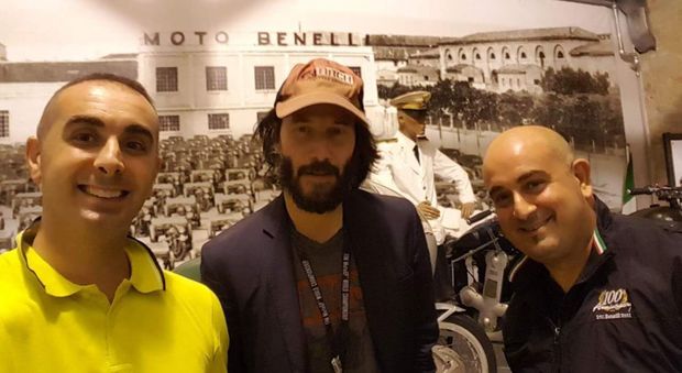 Pesaro, che sorpresa alle Officine Benelli: arriva l'attore Keanu Reeves