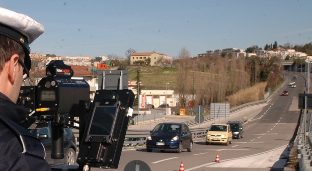 Ancona, folle velocità sulla Bretella: c'è anche chi sfreccia a 140 orari