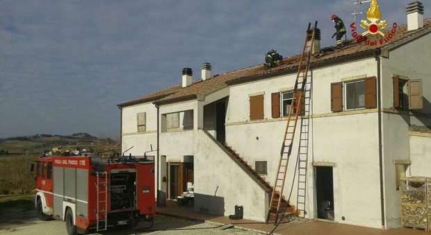 Osimo, canna fumaria prende fuoco Casa in legno, sventato il rogo