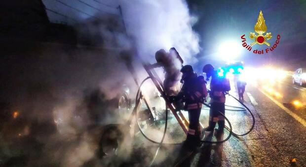 Fuochi d'artificio, notte di lavoro per i vigili del fuoco: 13 interventi nelle Marche. Il record in Emilia Romagna: 96