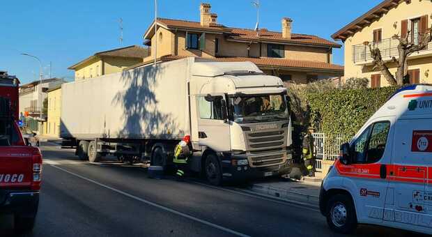 Malore al volante, il camion piomba sul marciapiede e si schianta: morto il conducente