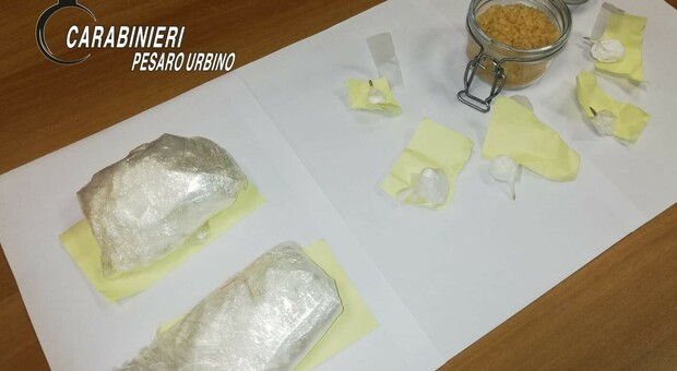 La droga sequestrata ai due albanesi residenti a Borgo Massani di Montecalvo in Foglia