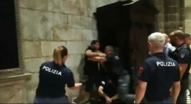 Milano, il video dell'immigrato che al Duomo tiene prigioniero un poliziotto con il coltello. Il gesto eroico di un'agente gli salva la vita: GUARDA