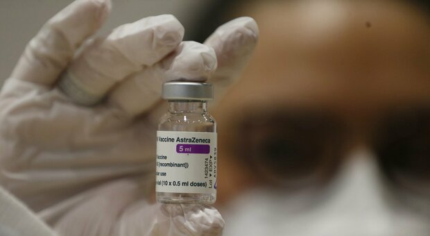 La riservista vaccinata diventa un caso. L'Asur: «Era tra le persone a rischio». La donna: «Preallertata? No, passavo e mi sono fermata»