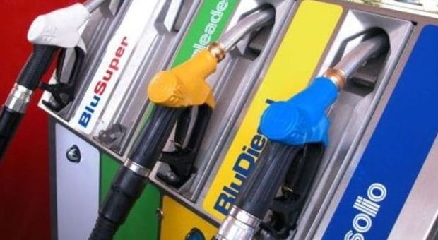 La benzina precipita sotto 1,5 euro In soli 6 mesi è scesa del 16,5%
