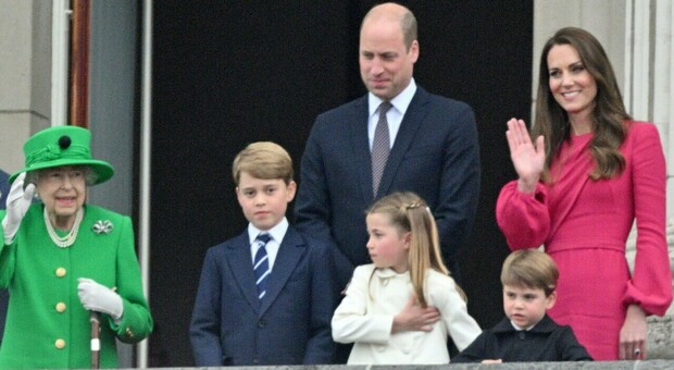 Regina Elisabetta infuriata con William e Kate. «Hanno infranto due regole»: le indiscrezioni