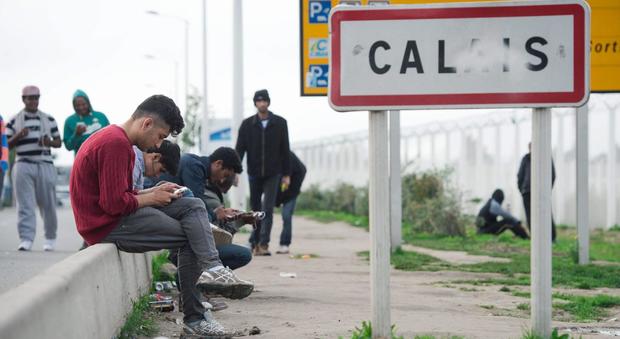 Calais choc, interprete della tv violentata nel campo dei migranti
