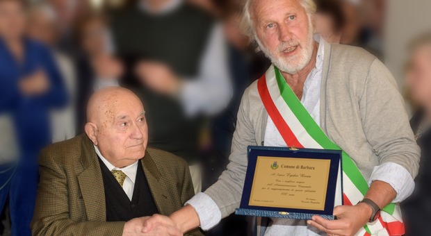 Egidio Boria con la targa del Comune di Barbara per i suoi cento anni