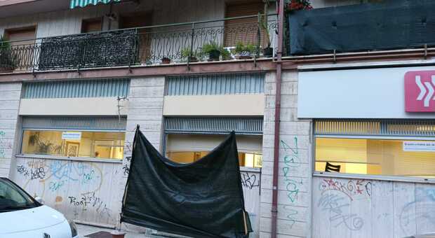 Il colpo alla Banca di Bari, il finestrone è stato smontato e nascosto da un telone