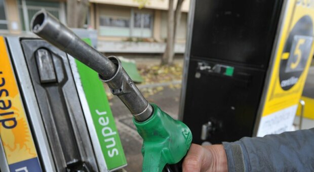 Benzina, il prezzo sale a 1,50 euro al litro al self service fino a 1,70 al servito