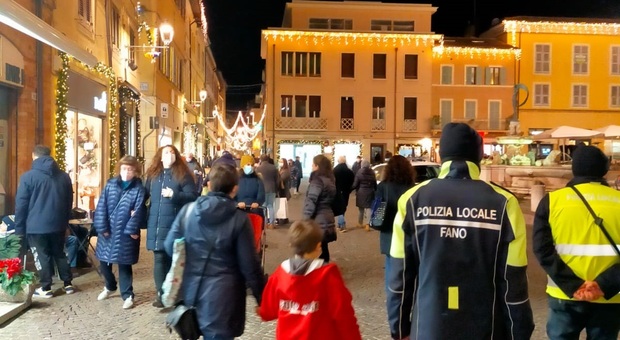 La perlustrazione della polizia locale di Fano nel centro storico