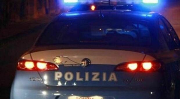 Ancona, non si ferma neanche davanti a clienti e polizia e urina per strada: denunciato un giovane ventenne