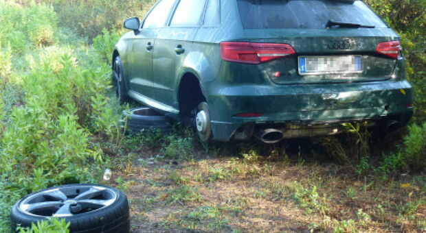 L'Audi usata dai ladri ritrovata tra la vegetazione