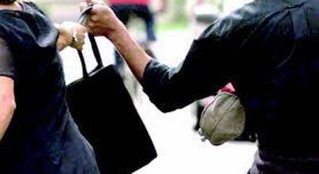 Pesaro, secondo scippo vicino al Miralfiore: due stranieri strappano la borsa a una donna