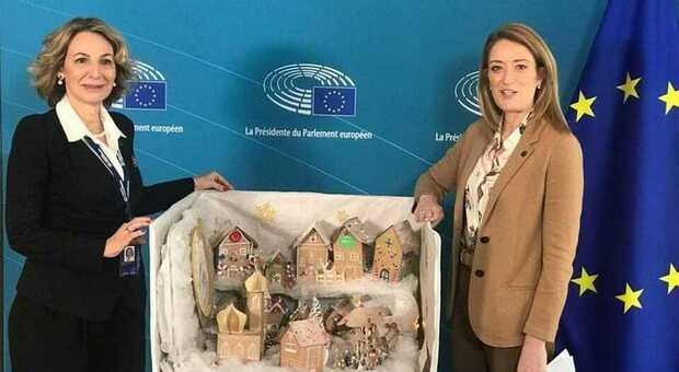 Il presepe di Pollenza arriva al Parlamento Europeo di Strasburgo: l'opera consegnata alla presidentessa Metsola