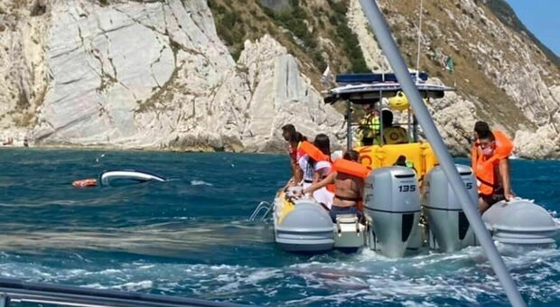 Doppio naufragio alle Due Sorelle: salvati nove turisti, tra loro anche un bimbo di un anno