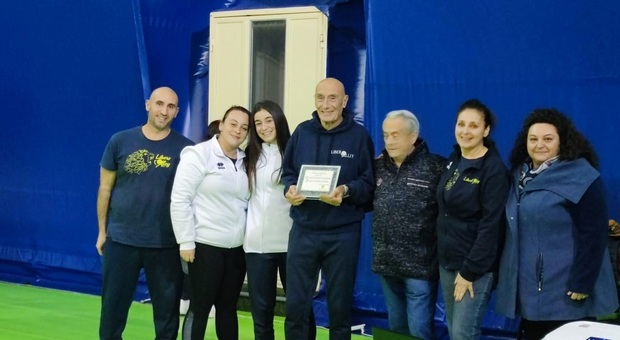 I vertici della Libero Volley premiano lo storico tecnico Graziano Vanni