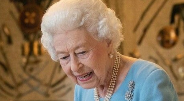 Regina Elisabetta, il Regno Unito in ansia per le sue condizioni di salute: ecco cosa spaventa i medici