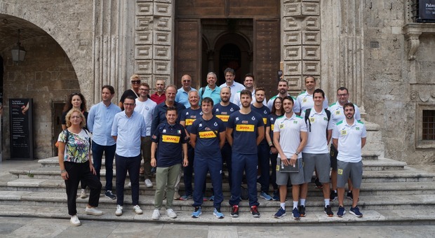 Le delegazioni di Italia e Brasile di volley Under 20 davanti Palazzo dei Capitani