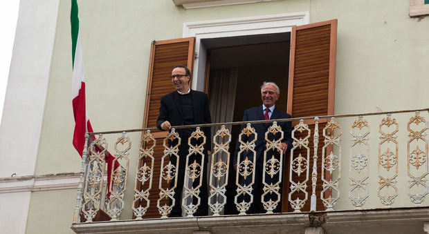Roberto Benigni sul balcone del municipio di Apiro