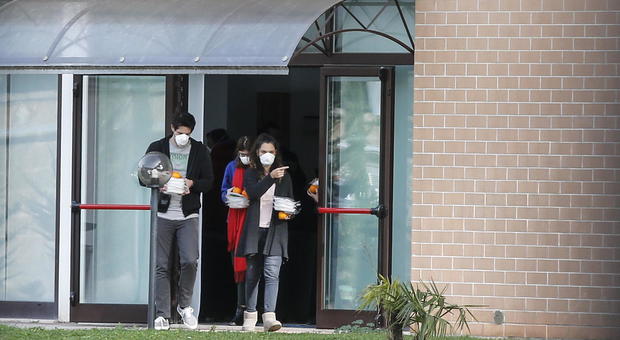 Coronavirus, c'è un caso sospetto tra i 56 italiani rimpatriati da Wuhan