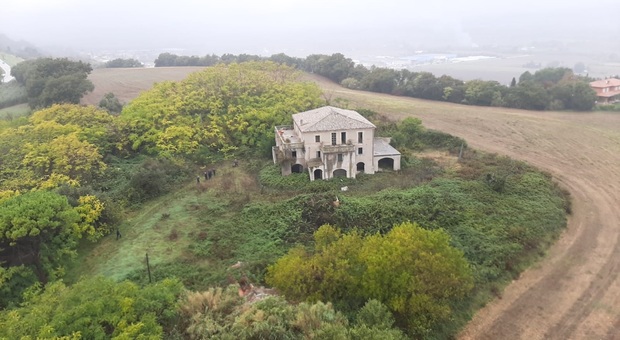 Porto Sant'Elpidio, anche l'elicottero contro lo spaccio: assalto da terra e dal cielo al casolare abbandonato