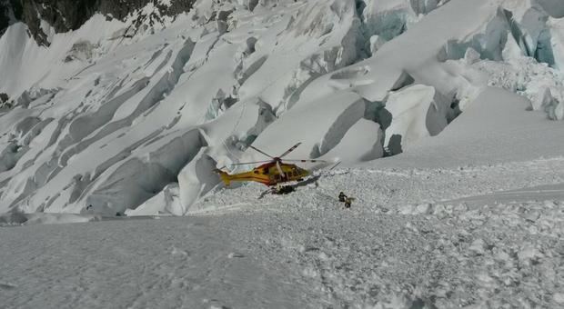 Monte Bianco, incidente a 3.800 metri: muore uno snowboarder