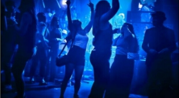 Ragazze punte da siringhe in discoteca durante le vacanze in Spagna: «Ora abbiamo vertigini e vomito»