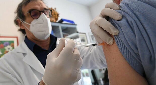 Quarta dose, perché il vaccino potrebbe diventare annuale come l'anti influenzale. Domande e risposte