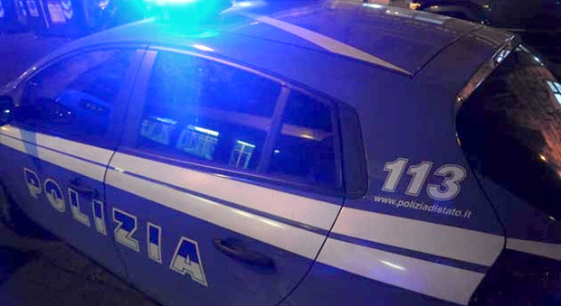 Lancia petardi verso la polizia e poi reagisce: ubriaco multato e denunciato ad Ancona