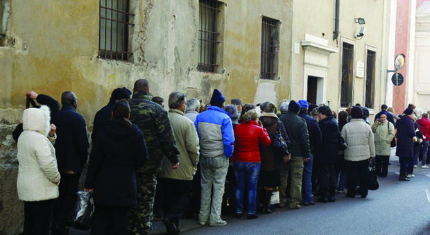 Cresce ancora l’esercito dei poveri Sempre più i quarantenni italiani
