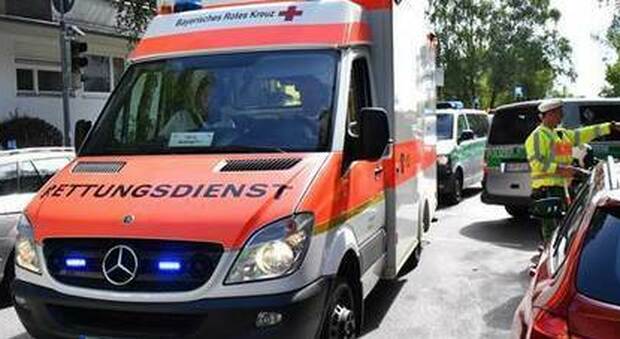 Elicottero precipita in un bosco in Germania: morti due passeggeri e il pilota