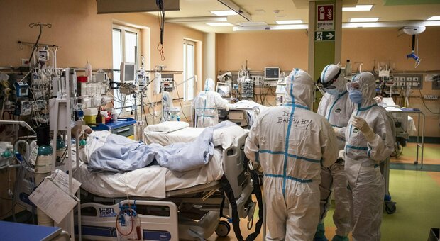 Covid, muore dopo essere stato rifiutato da 43 ospedali sovraccarichi: «Terapie intensive piene per il virus»