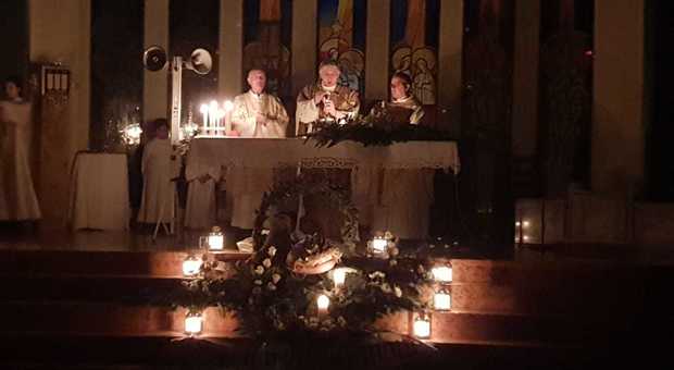 San Benedetto, blackout in chiesa Arcivescovo e fedeli con le candele