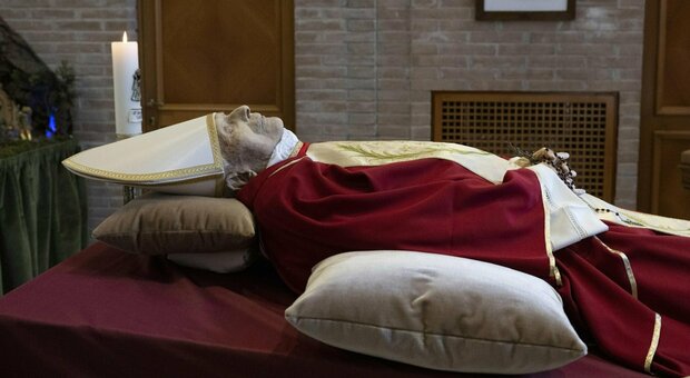 Papa Ratzinger, salma esposta da domani a San Pietro per il saluto dei fedeli. Giovedì i funerali