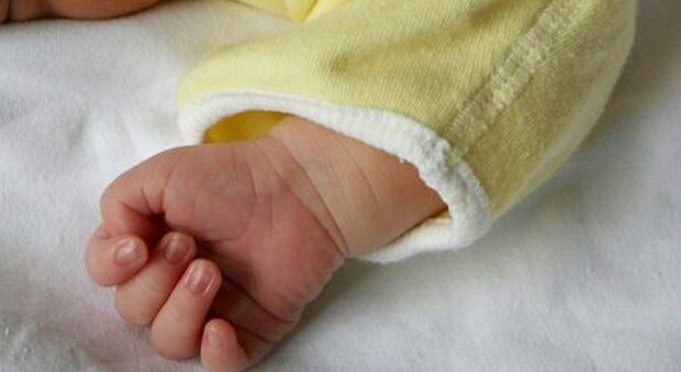 Neonato muore dopo il parto in casa: i medici hanno tentato invano di salvarlo