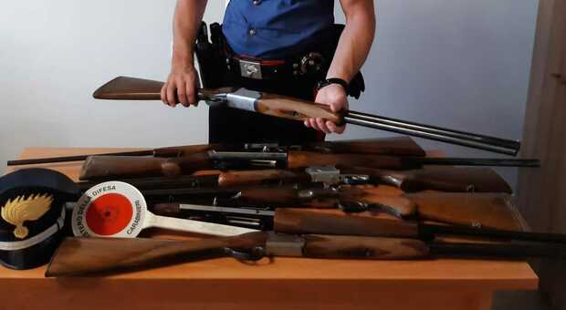 Non denuncia i sette fucili ricevuti in eredità dal padre: scatta la denuncia