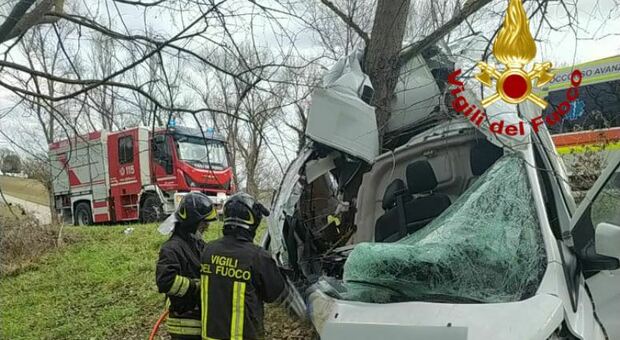 Il furgone impazzito esce di strada e si schianta contro un albero: il conducente muore sul colpo