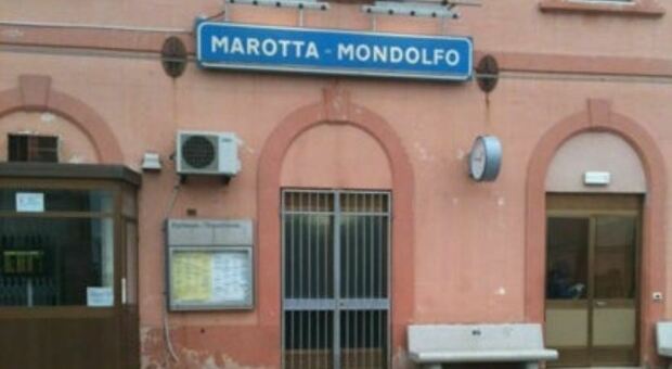 Marotta, dopo la morte della moglie vuole suicidarsi gettandosi sotto al treno: i carabinieri al telefono lo convincono a tornare a casa