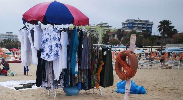 Bancarelle abusive in spiaggia, la rivolta dei commercianti: «Fanno concorrenza»