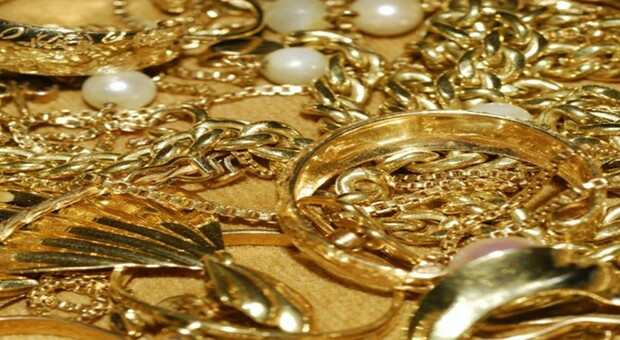La colf col vizio del gioco ruba 30mila euro di gioielli: deve risarcire ma l'oro è già stato fuso