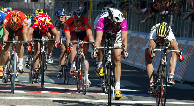 Scuole chiuse e traffico stravolto per la carovana del Giro d Italia: scattano i divieti di sosta sulla statale Adriatica e i percorsi obbligatori