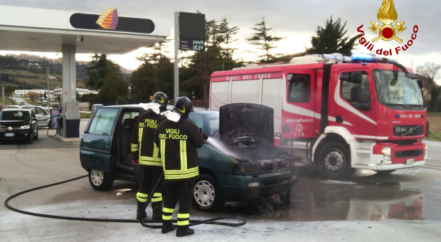 Osimo, l'auto prende fuoco vicino alle pompe, paura al distributore di benzina